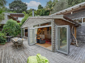 Kiwi Charmer - Onemana Holiday Home, Opoutere